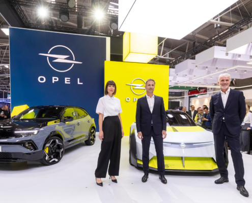 Marketingchefin Rebecca Reinermann, Opel CEO Florian Huettl, Designchef Mark Adams (v.l.n.r)